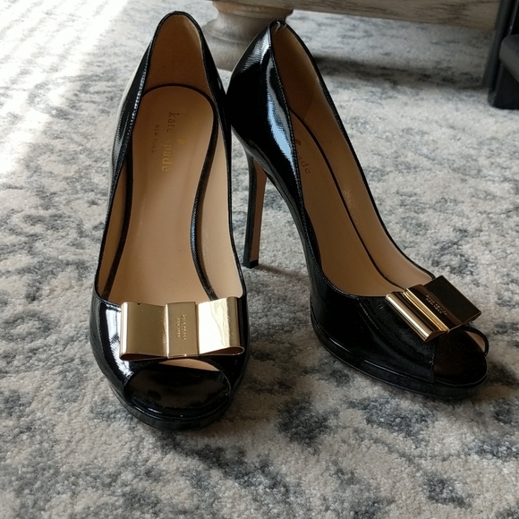kate spade Shoes - Kate Spade Black Leather Pumps with Gold Bow Sz 8
